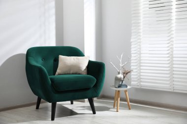 Işık odasının penceresinin yanındaki rahat koltuk ve dekor