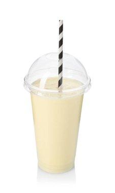 Beyaz bardaktaki lezzetli milkshake.