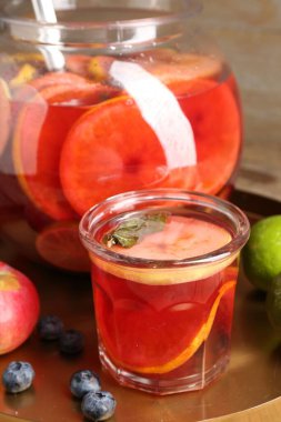 Lezzetli punç ve meyveler ahşap masada, yakın plan. Tazeleyici içecek.