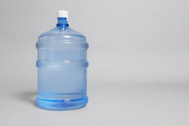 Açık gri arka planda su bulunan soğutucu şişe. Metin için boşluk