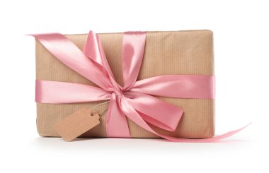 Hediye kutusu boş etiketi üzerinde beyaz izole