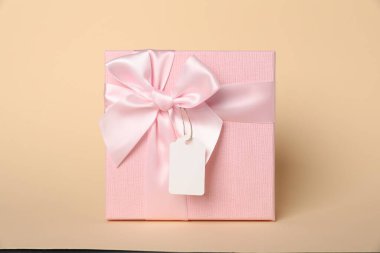 Bej arkaplanda boş etiketli hediye kutusu