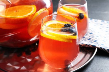 Siyah masada meyveli punç, yakın plan. Tazeleyici içecek.