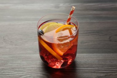 Ahşap masanın üzerinde camda meyveli punç, yakın plan. Tazeleyici içecek.