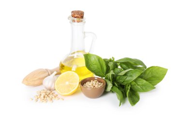 Pesto sosu için taze malzemeler ve beyaza izole edilmiş sıkacağı.