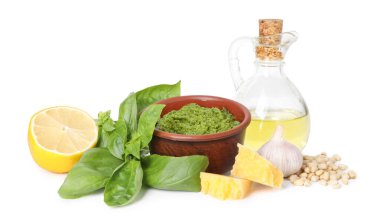 Kâsede taze pesto sosu ve beyaza izole edilmiş malzemeler.