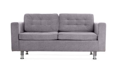 Beyazda izole edilmiş rahat gri kanepe. Kullanılmış eşyalar