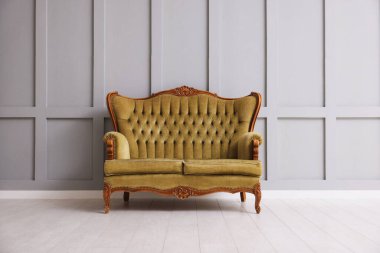 Gri duvarın yanındaki şık kanepe.