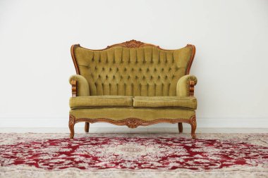 Beyaz duvarın yanındaki şık kanepe.