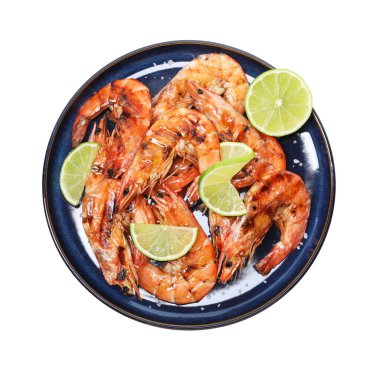 Limonlu ve tuzlu ızgara karidesler beyaza izole edilmiş, üst manzara. Lezzetli deniz ürünleri yemeği.