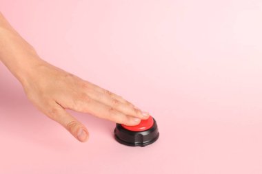 Pembe arka planda kırmızı düğmeye basan kadın, yakın plan. Metin için boşluk
