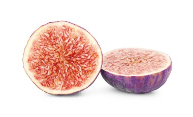 Olgun incir parçaları beyazda izole edilmiş.