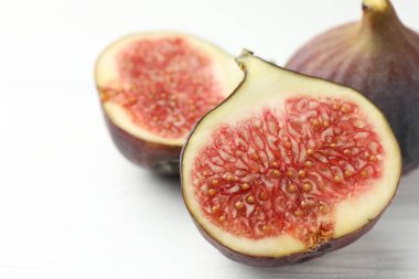 Beyaz masada bütün incirleri kes, yakın plan.