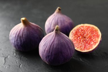 Koyu desenli masada incir var, yakın plan.