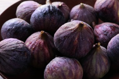 Bir sürü taze incir kasede, yakından.