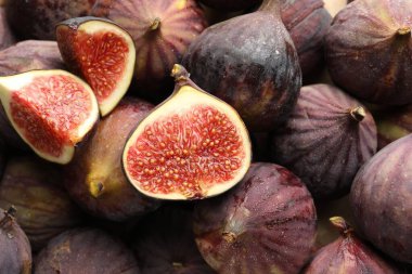 İncirleri arkaplan olarak tam ve kes, üst görünüm