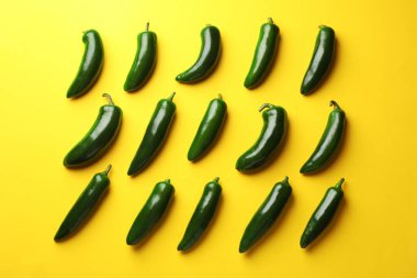 Sarı arka planda yeşil biberli, düz yatıyordu.