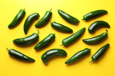 Sarı arka planda yeşil biberli, düz yatıyordu.