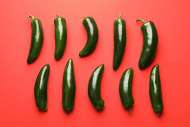 Kırmızı arka planda yeşil biberli, düz yatıyordu.