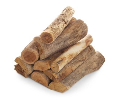 Kesilmiş odun yığını beyaza izole edilmiş.