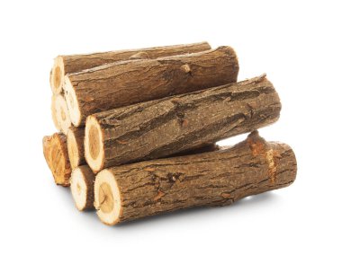 Kesilmiş odun yığını beyaza izole edilmiş.