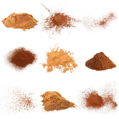 Tarçın tozu beyaza izole edilmiş, hazır. Aromatik baharat