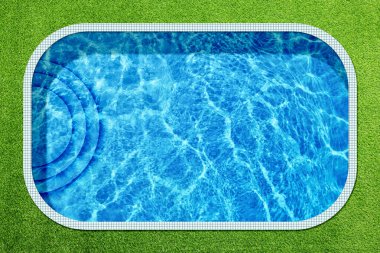 Yeşil çimlerle çevrili yüzme havuzu, üst manzara