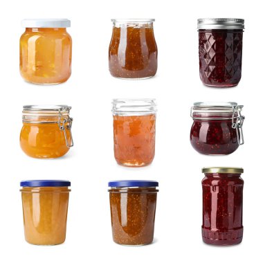 Kavanozlardaki farklı reçeller beyaza izole edilmiş.