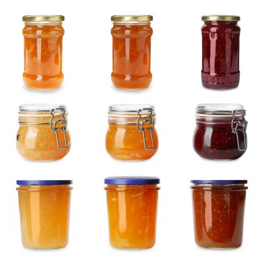 Kavanozlardaki farklı reçeller beyaza izole edilmiş.