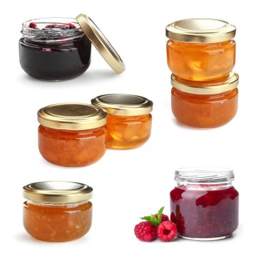 Kavanozlardaki farklı reçeller beyaza izole edilmiş.