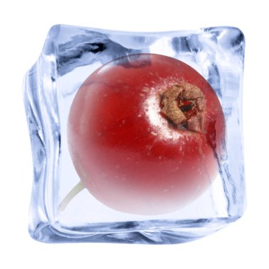 Buz küp üzerinde beyaz izole kırmızı kuş üzümü