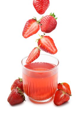 Komposto malzemeleri. Taze çilekler beyaz arka planda içki bardağına dökülüyor.