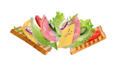 Kızarmış ekmek dilimleri ve sandviç malzemeleri beyaz arka planda havada uçuşuyor.