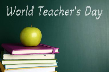 Yeşil karatahta yazılı kitaplar ve metinlerle Öğretmenler Günü 'nüz kutlu olsun.