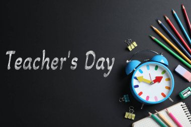 Karatahtadaki kağıt ve metinle Öğretmenler Günü tebrik kartın kutlu olsun.