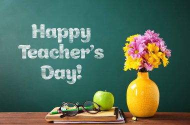 Yeşil karatahta yazılı ve çiçekli Öğretmenler Günü tebrik kartın kutlu olsun.