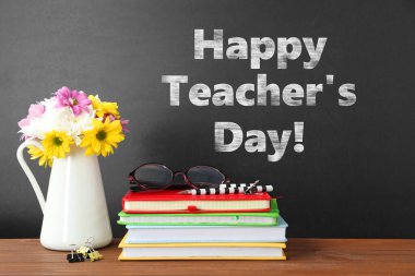 Karatahtadaki çiçekler ve metinlerle Öğretmenler Günü 'nüz kutlu olsun.