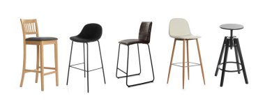 Beyazlara ayrılmış farklı bar sandalyeleri, set. Mobilyalar şık.