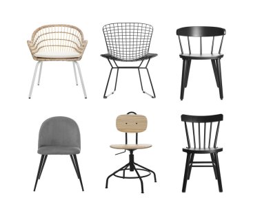 Beyazlara ayrılmış farklı sandalyeler, set. Mobilyalar şık.