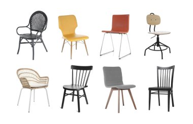 Beyazlara ayrılmış farklı sandalyeler, set. Mobilyalar şık.