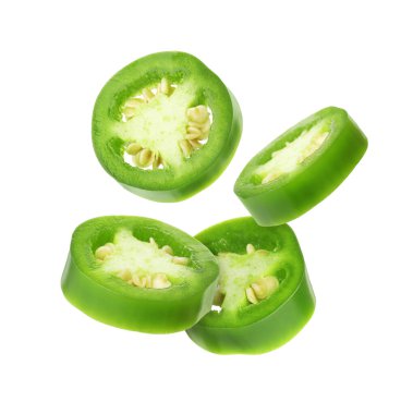 Jalapeno biber parçaları beyaz arkaplana düşüyor