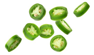Jalapeno biber parçaları beyaz arkaplanda uçuşuyor