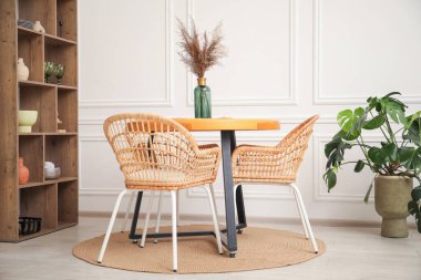 Yemek odasında dekor ve şık sandalyeli ahşap masa.