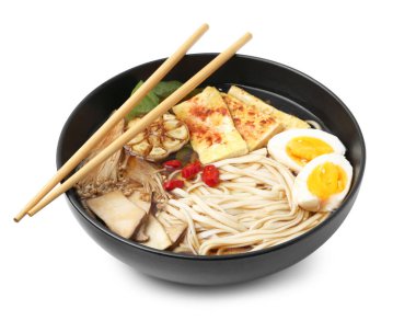 Lezzetli erişte ve istiridye (eryngii) mantarları beyaz kasede izole edilmiş.