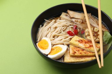 Yeşil masada eryngii mantarlı, enoki ve kral istiridyeli lezzetli ramen, yakın plan.