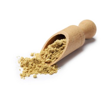 Kurutulmuş hardal kepçesiyle beyaz üzerine izole edilmiş.