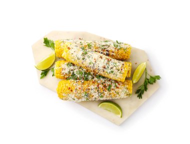 Maydanozlu, peynirli ve limonlu mısır koçanları beyaza izole edilmiş.