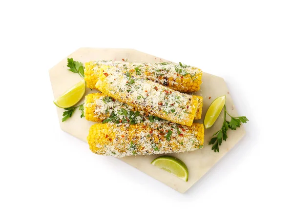 Maydanozlu, peynirli ve limonlu mısır koçanları beyaza izole edilmiş.