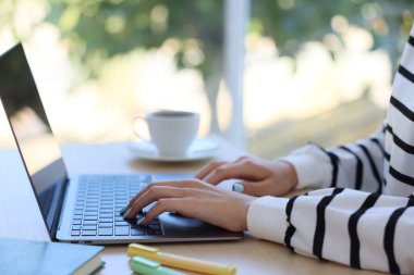 Masada dizüstü bilgisayarla çalışan kadın arka planı bulanık, yakın plan