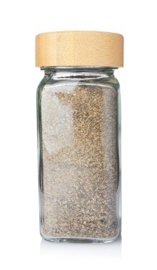 Cam kavanozdaki siyah biber beyaza izole edilmiş. Aromatik baharat